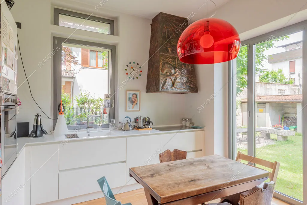 Cucina a parete della villa Wisteria, location in stile moderno a Milano
