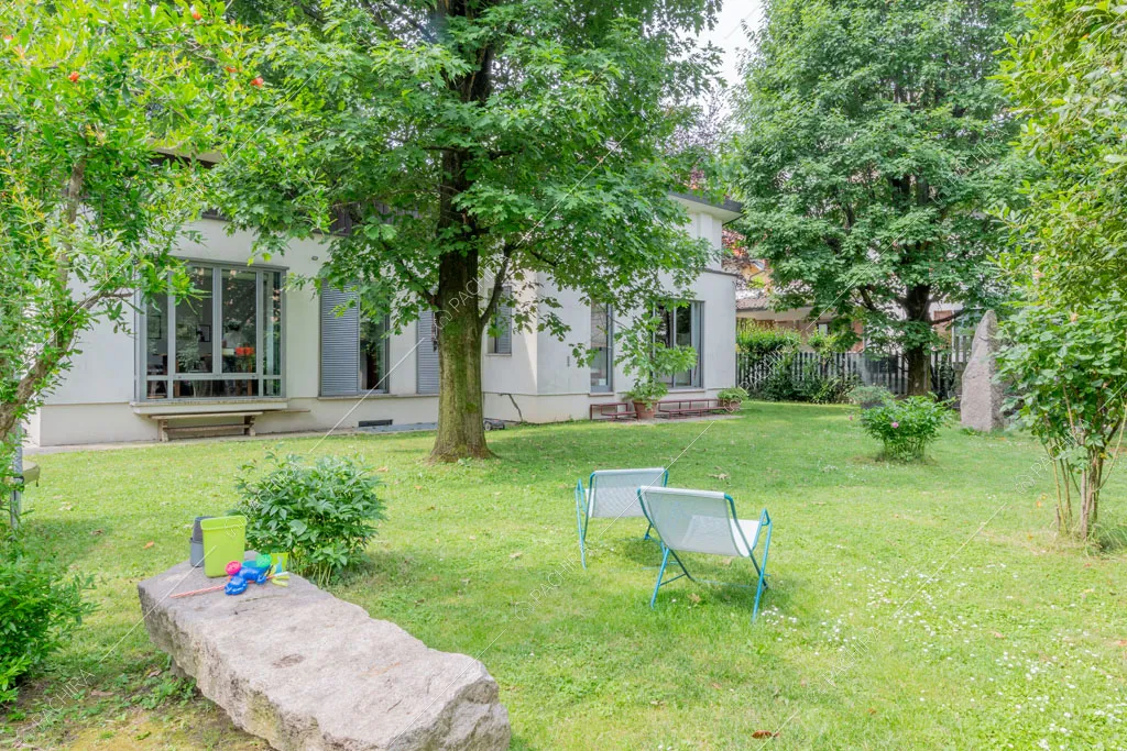 Giardino della villa Wisteria, location in stile moderno a Milano