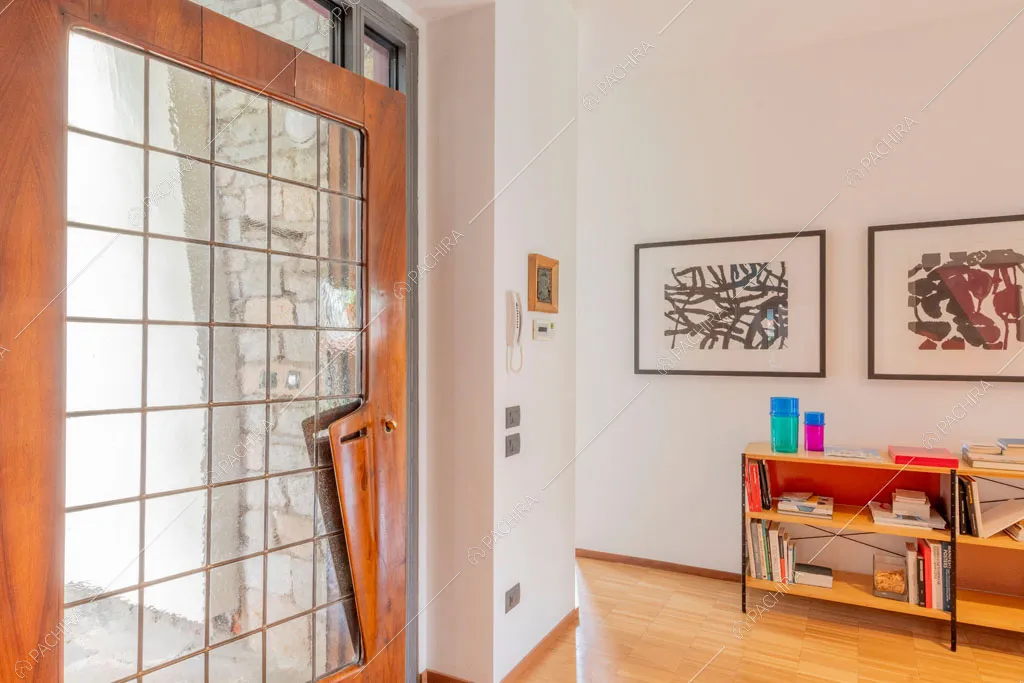 Ingresso della villa Wisteria, location in stile moderno a Milano