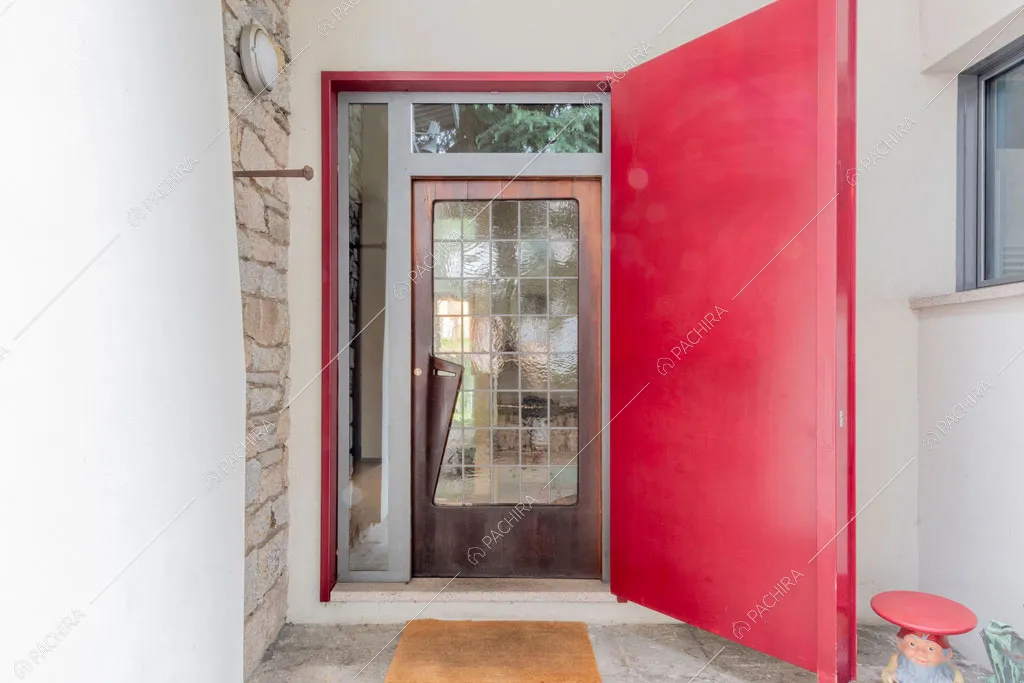 Ingresso della villa Wisteria, location in stile moderno a Milano