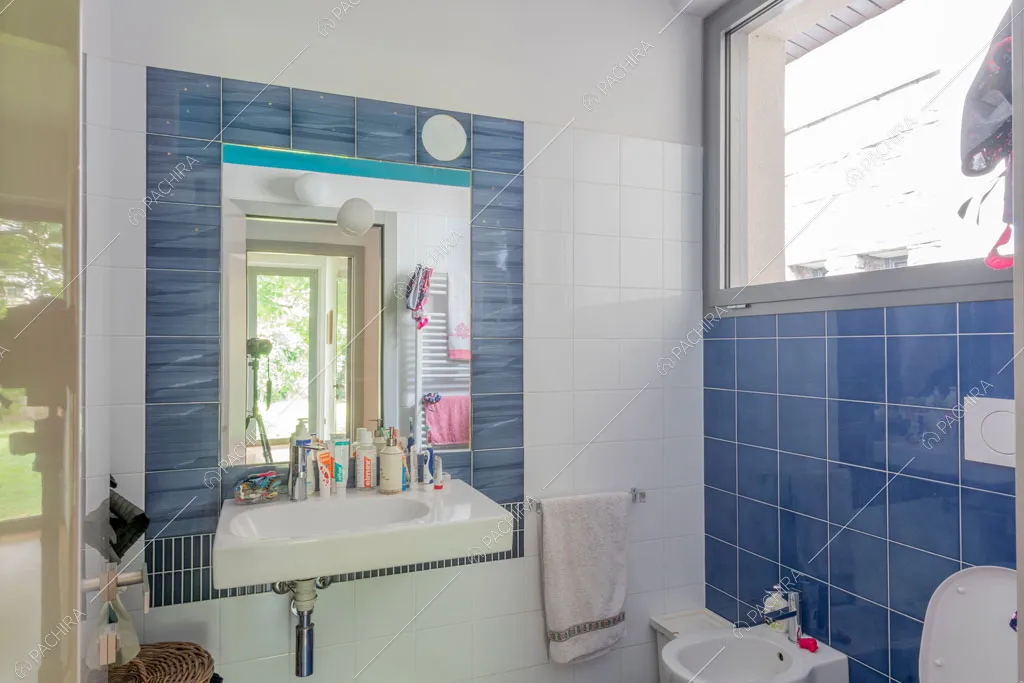 Bagno della villa Wisteria, location in stile moderno a Milano