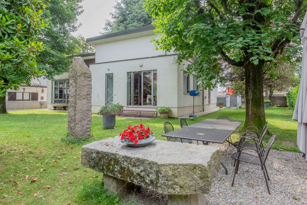 Esterni della villa Wisteria, location in stile moderno a Milano