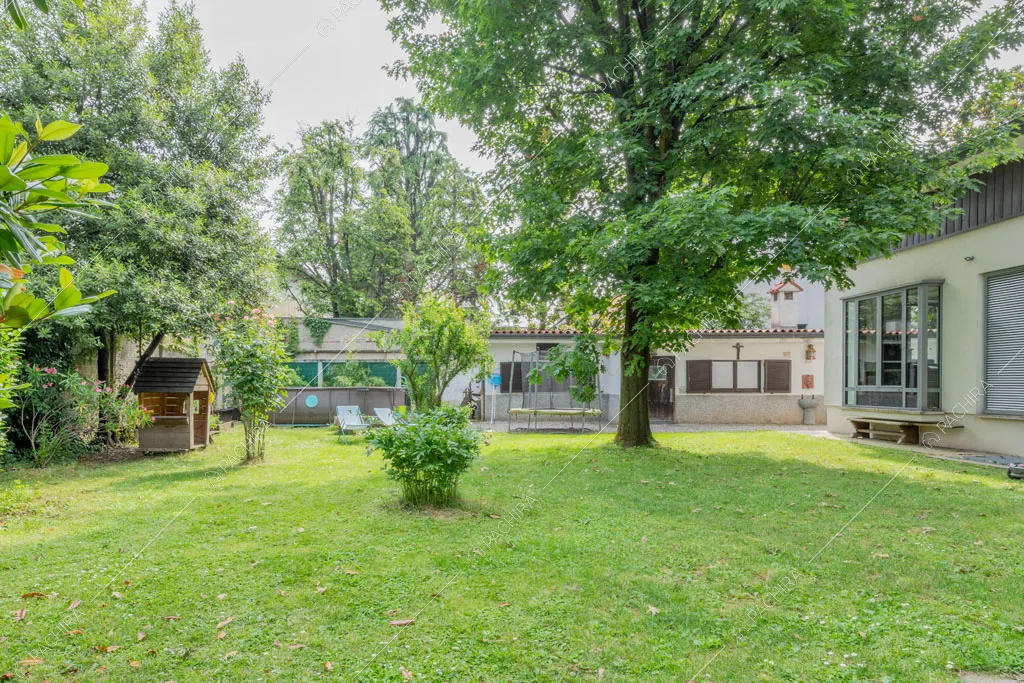 Giardino della villa Wisteria, location in stile moderno a Milano