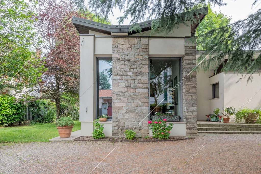 Esterni della villa Wisteria, location in stile moderno a Milano