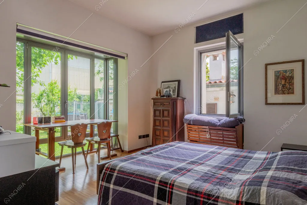 Camera da letto della villa Wisteria, location in stile moderno a Milano