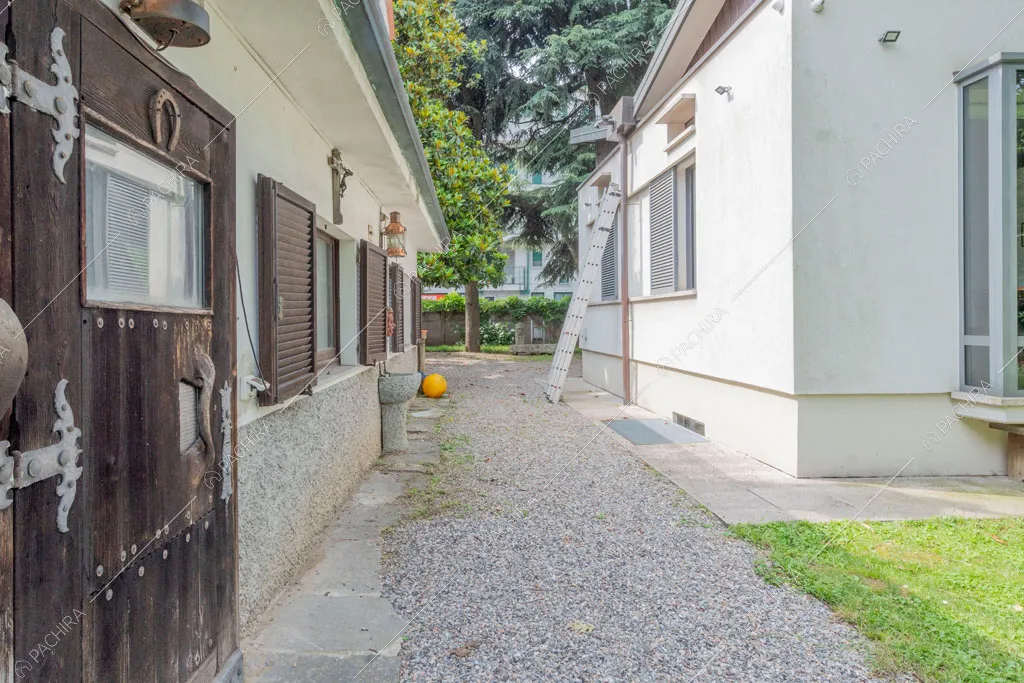 Esterni della villa Wisteria, location in stile moderno a Milano