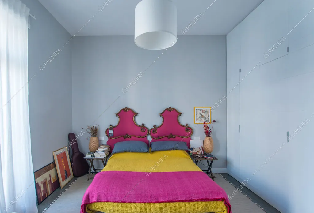 Camera da letto dell'appartamento Grifola, location in stile contemporaneo a Roma