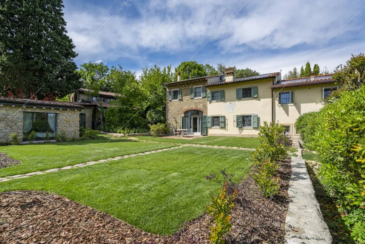 Facciate esterne della villa e ampio giardino