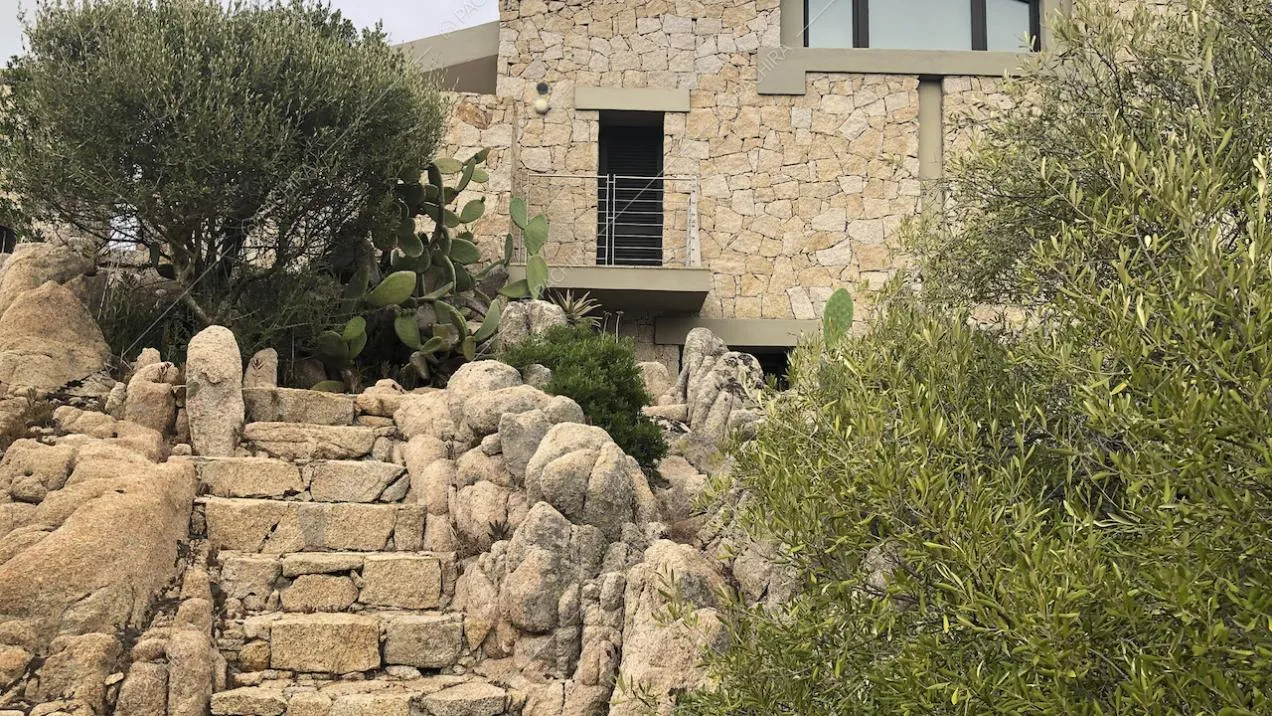 Scalinata in pietra all'esterno della villa e vegetazione
