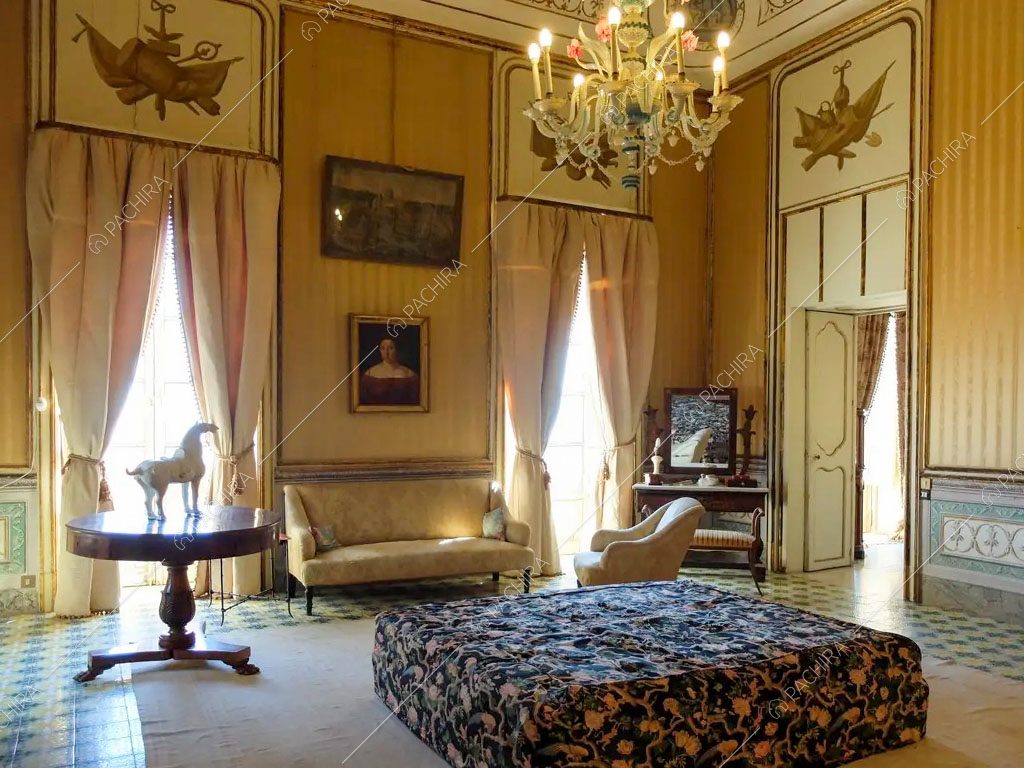 Pouf nella stanza con carta da parati della villa Tanami, location in stile classico a Palermo