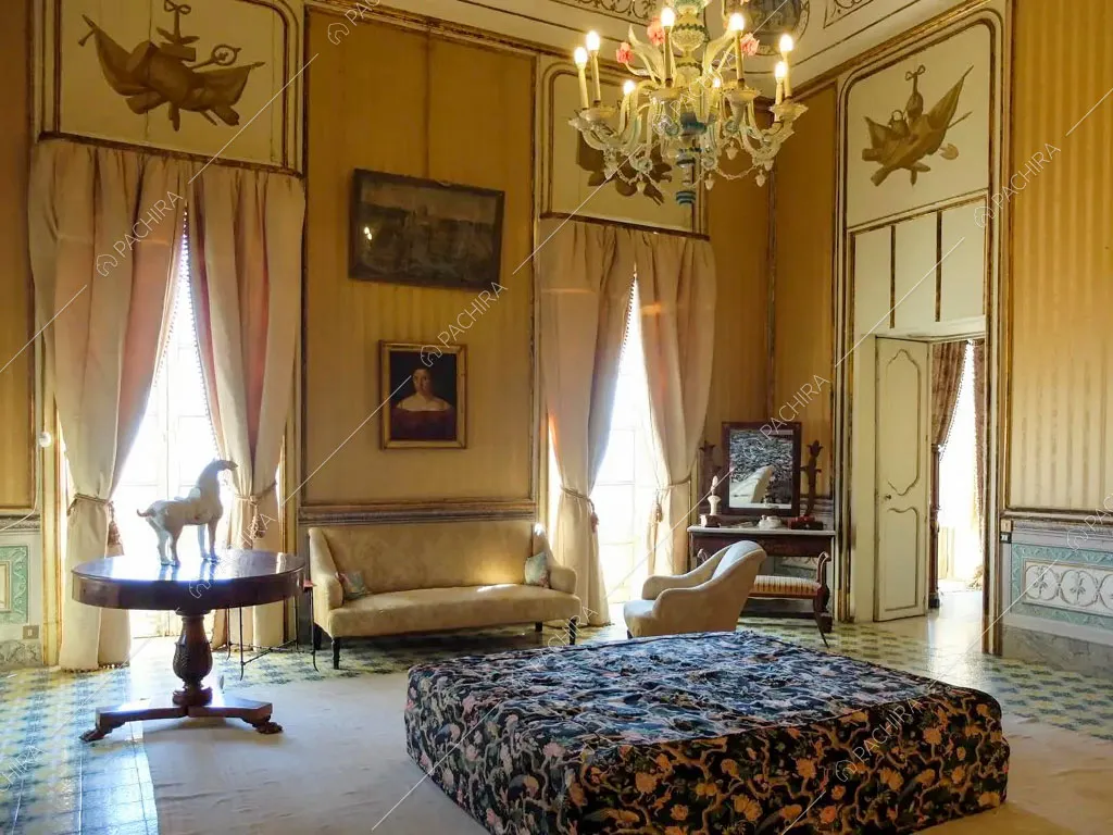 Pouf nella stanza con carta da parati della villa Tanami, location in stile classico a Palermo