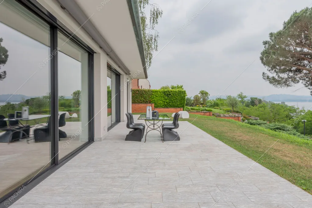 Vetrate della villa Ladoga, location in stile contemporaneo a Varese