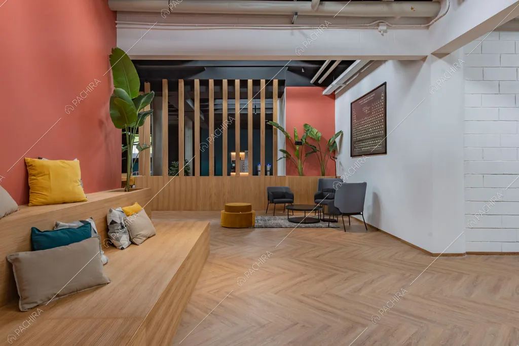 Sala relax dell'espositivo Copper, location in stile industriale a Milano