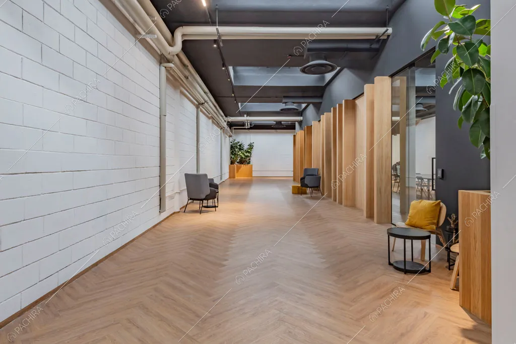 Corridoio dell'espositivo Copper, location in stile industriale a Milano