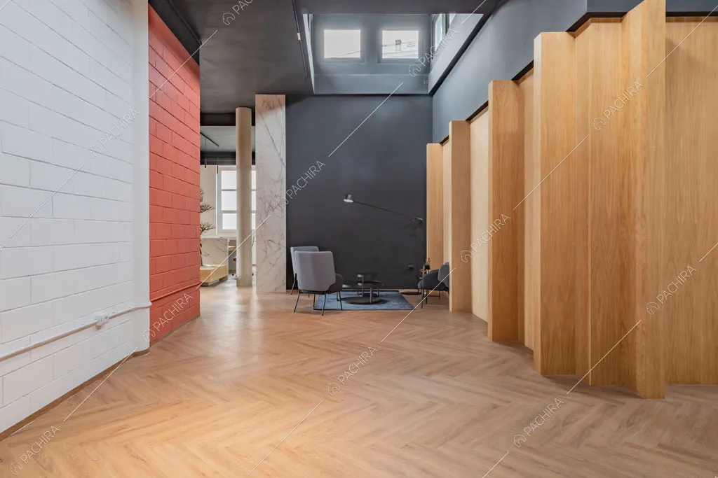 Corridoio dell'espositivo Copper, location in stile industriale a Milano