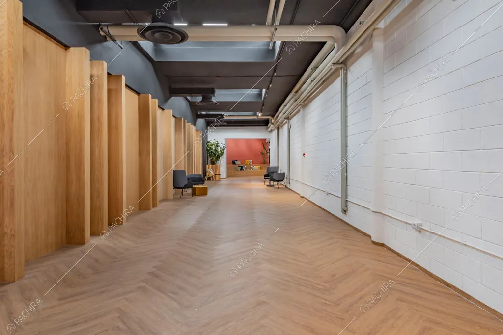 Corridoio dell'espositivo Copper, location in stile industriale a Milano