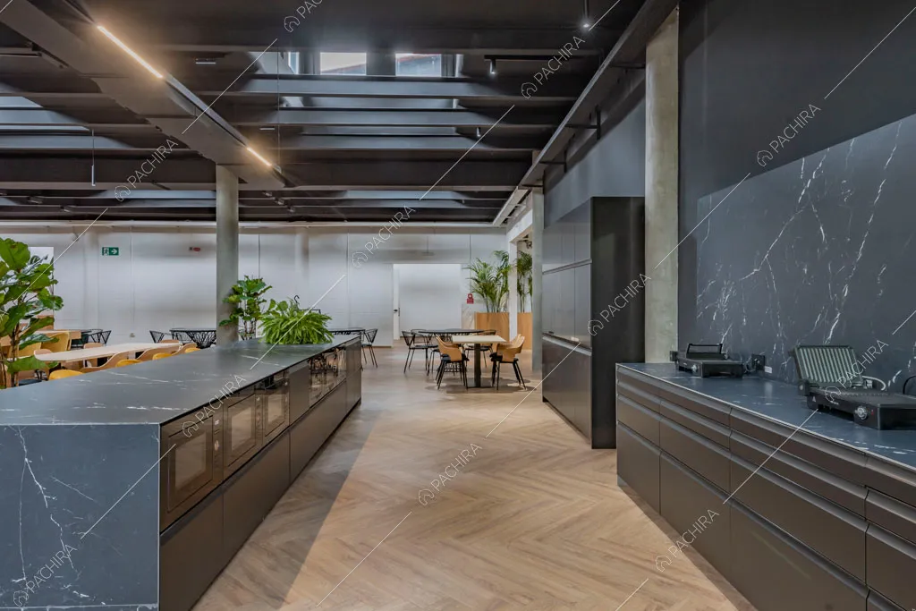 Cucina a isola dell'espositivo Copper, location in stile industriale a Milano