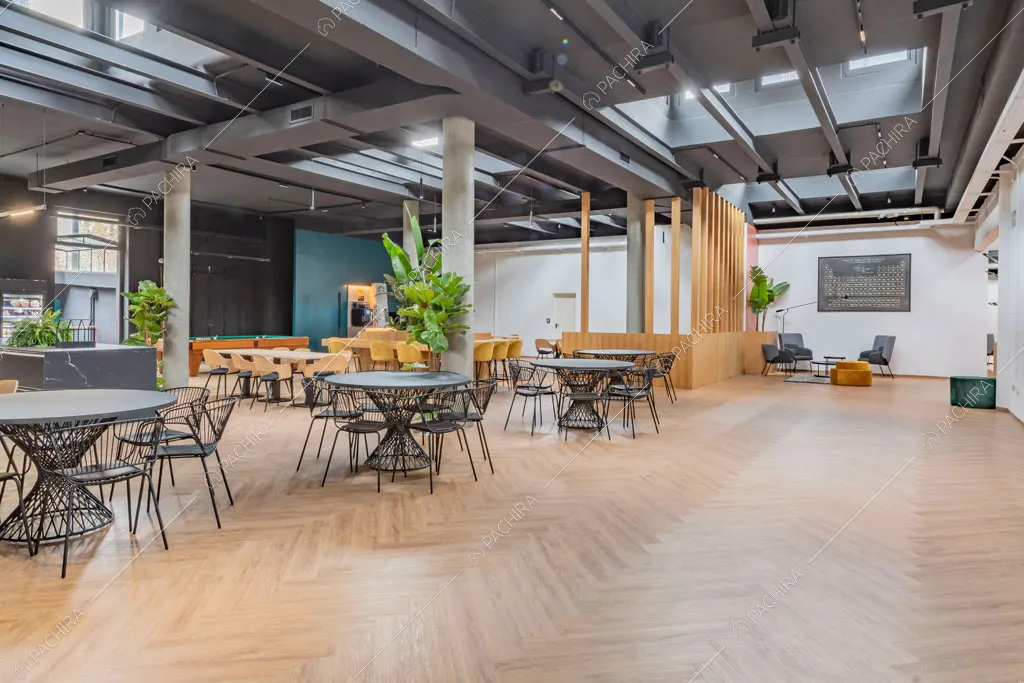 Open space dell'espositivo Copper, location in stile industriale a Milano