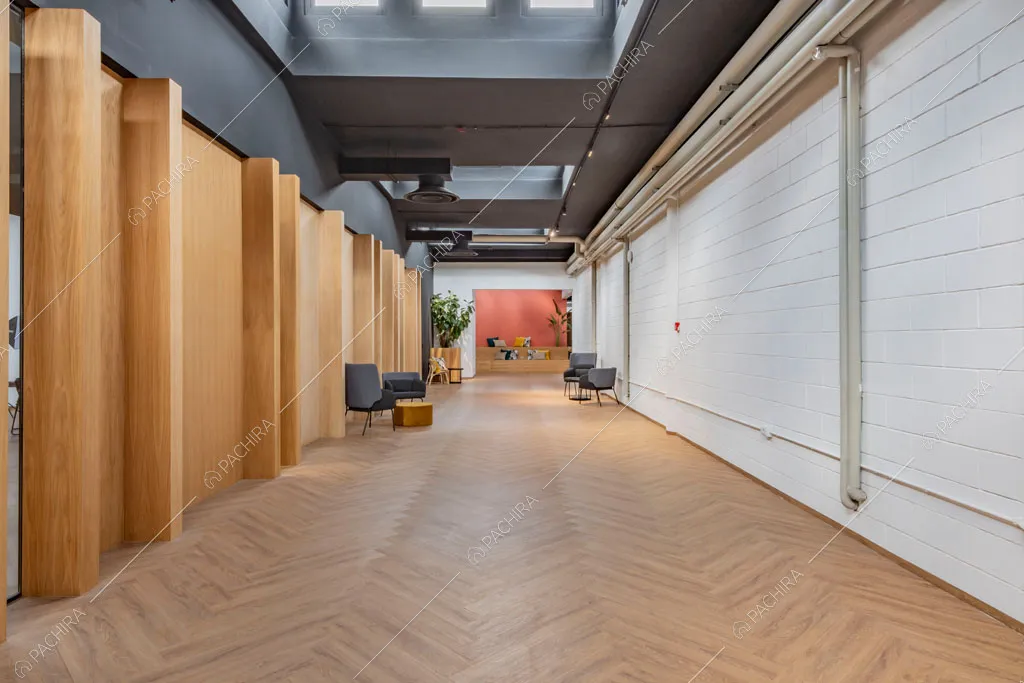 Corridoio dell'espositivo Copper, location in stile industriale a Milano