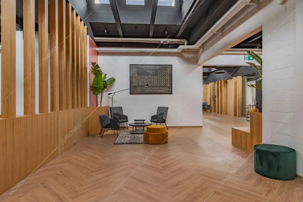 Corridoio dell'espositivo Copper, location in stile industriale a Milano