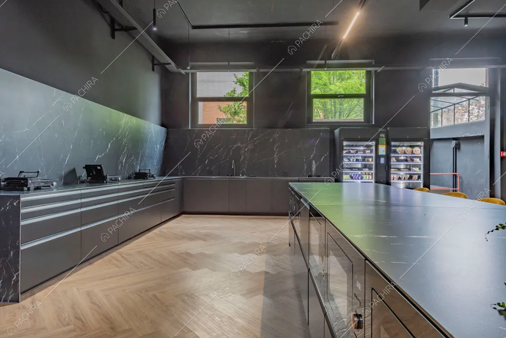Cucina dell'espositivo Copper, location in stile industriale a Milano