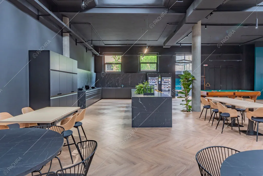 Cucina a vista dell'espositivo Copper, location in stile industriale a Milano