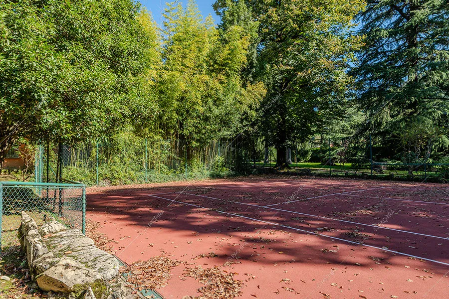 Campo da tennis della dimora storica Rodopi, location in stile classico a Bergamo