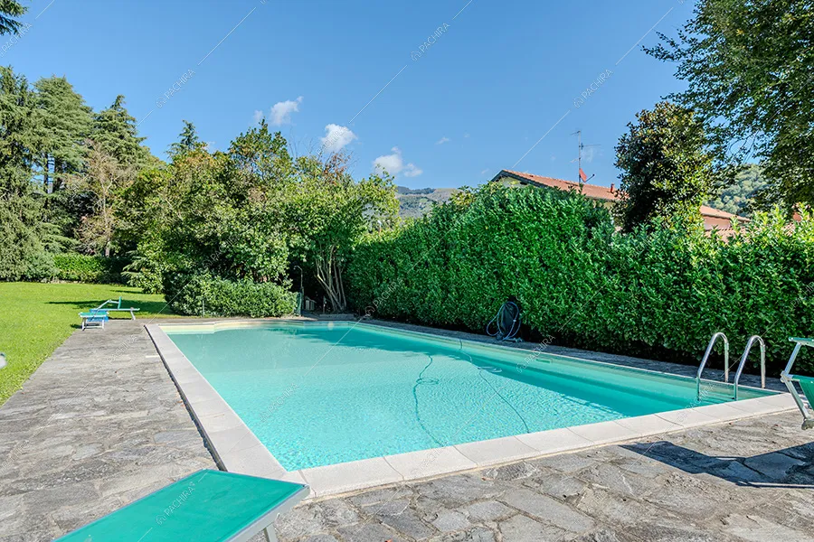 Piscina della dimora storica Rodopi, location in stile classico a Bergamo