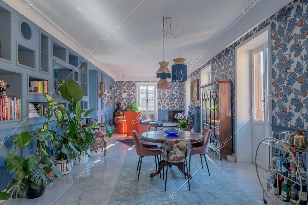 Zona living dell'appartamento Zambesi, location in stile eclettico a Roma
