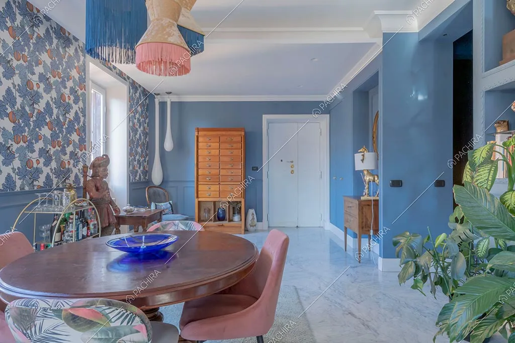Zona living dell'appartamento Zambesi, location in stile eclettico a Roma