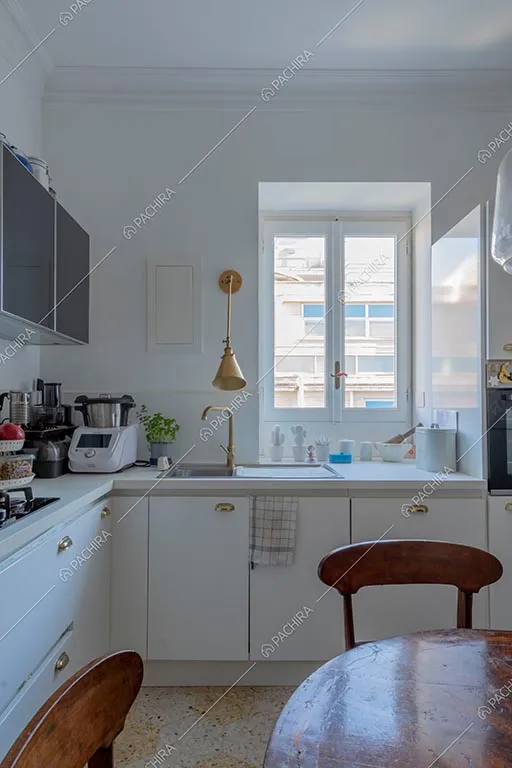 Cucina a parete dell'appartamento Zambesi, location in stile eclettico a Roma