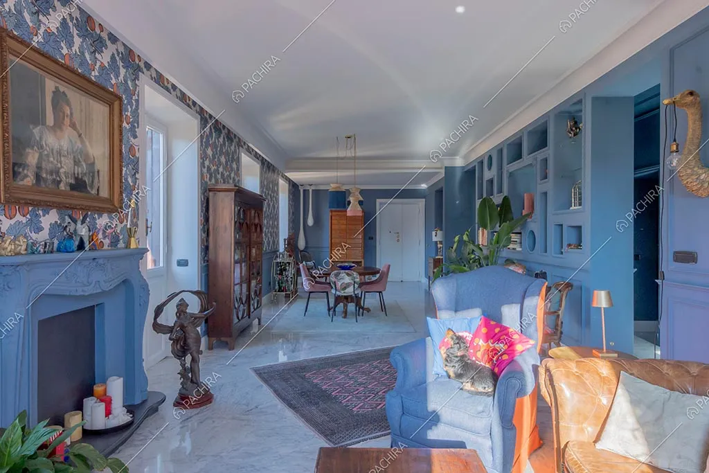 Zona living dell'appartamento Zambesi, location in stile eclettico a Roma