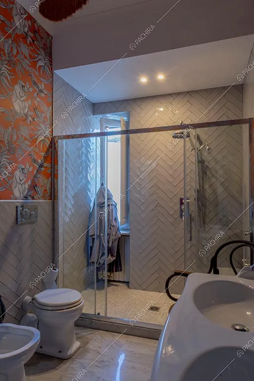 Bagno dell'appartamento Zambesi, location in stile eclettico a Roma