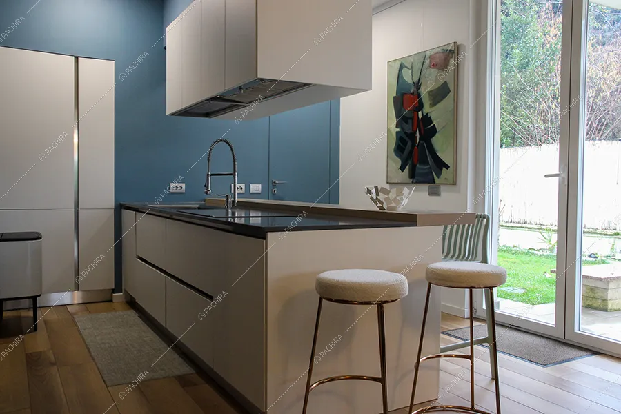 Cucina della villa Garnet, location in stile contemporaneo a Milano