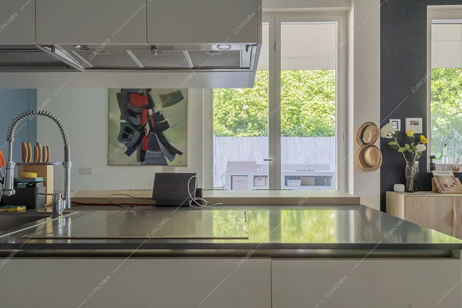 Cucina a isola della villa Garnet, location in stile contemporaneo a Milano