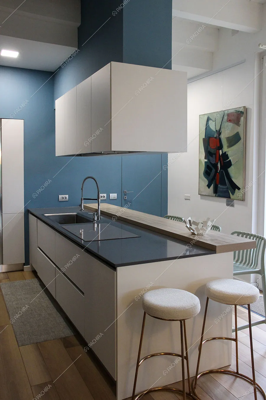 Cucina a isola della villa Garnet, location in stile contemporaneo a Milano