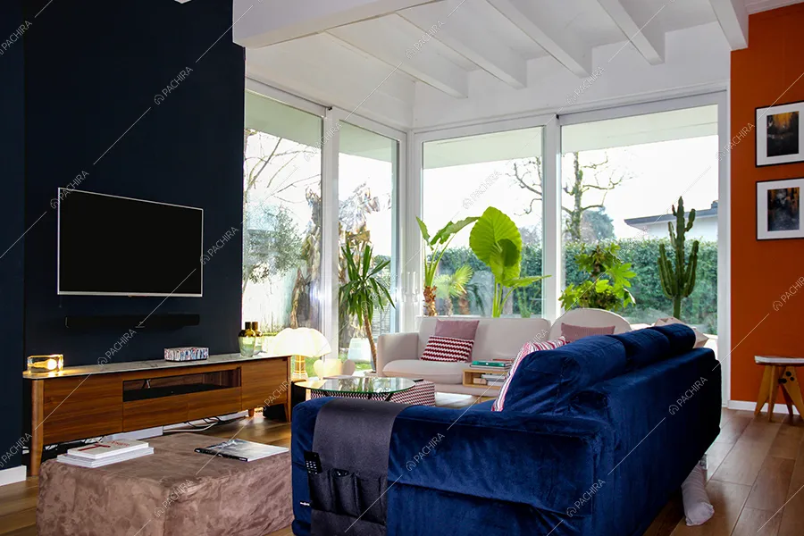 Zona living della villa Garnet, location in stile contemporaneo a Milano