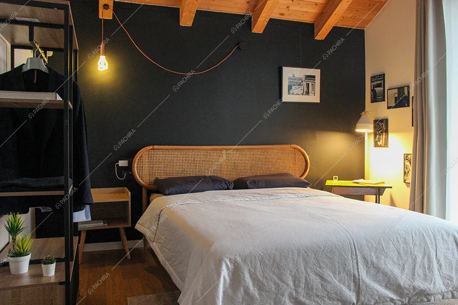 Camera da letto della villa Garnet, location in stile contemporaneo a Milano