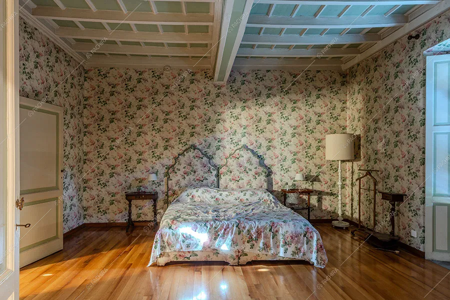 Camera da letto matrimoniale della dimora storica Ajoite, location in stile classico a Milano