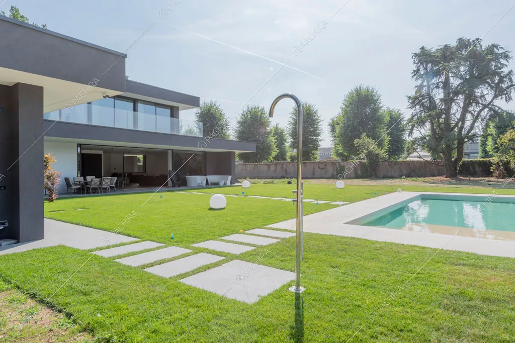Giardino della villa Larimar, location in stile contemporaneo a Monza