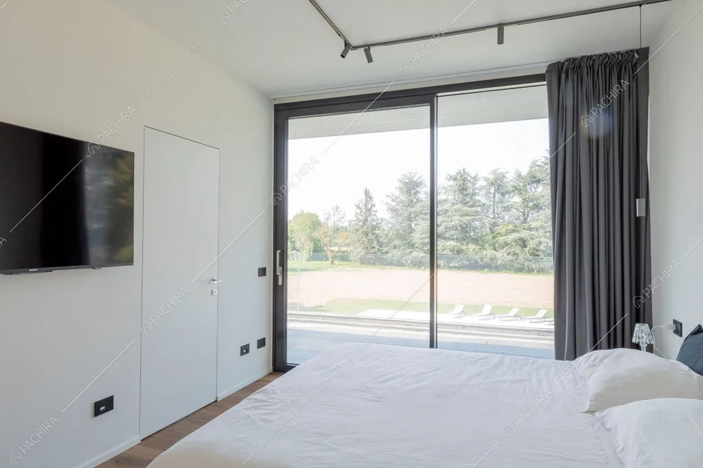Camera da letto della villa Larimar, location in stile contemporaneo a Monza
