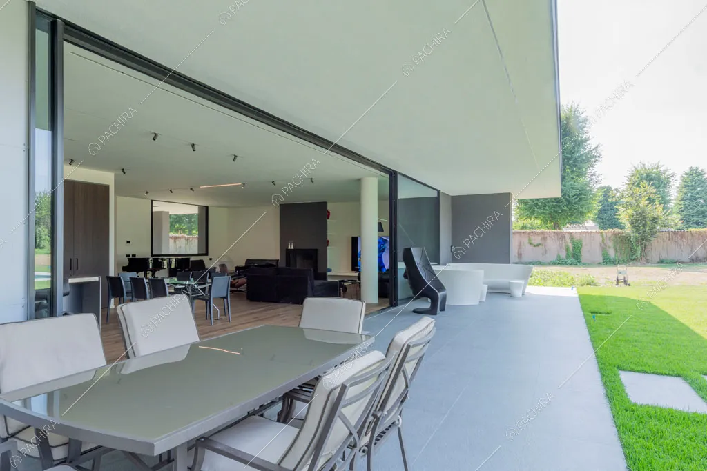 Portico della villa Larimar, location in stile contemporaneo a Monza