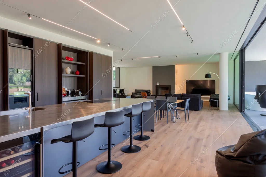 Cucina a isola della villa Larimar, location in stile contemporaneo a Monza