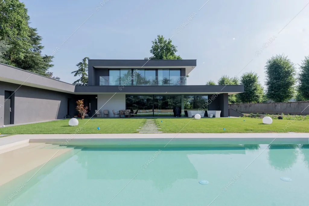 Piscina della villa Larimar, location in stile contemporaneo a Monza
