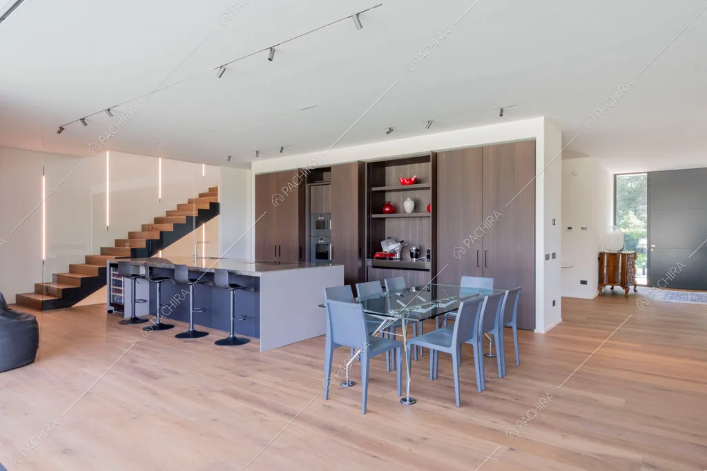 Cucina a vista della villa Larimar, location in stile contemporaneo a Monza