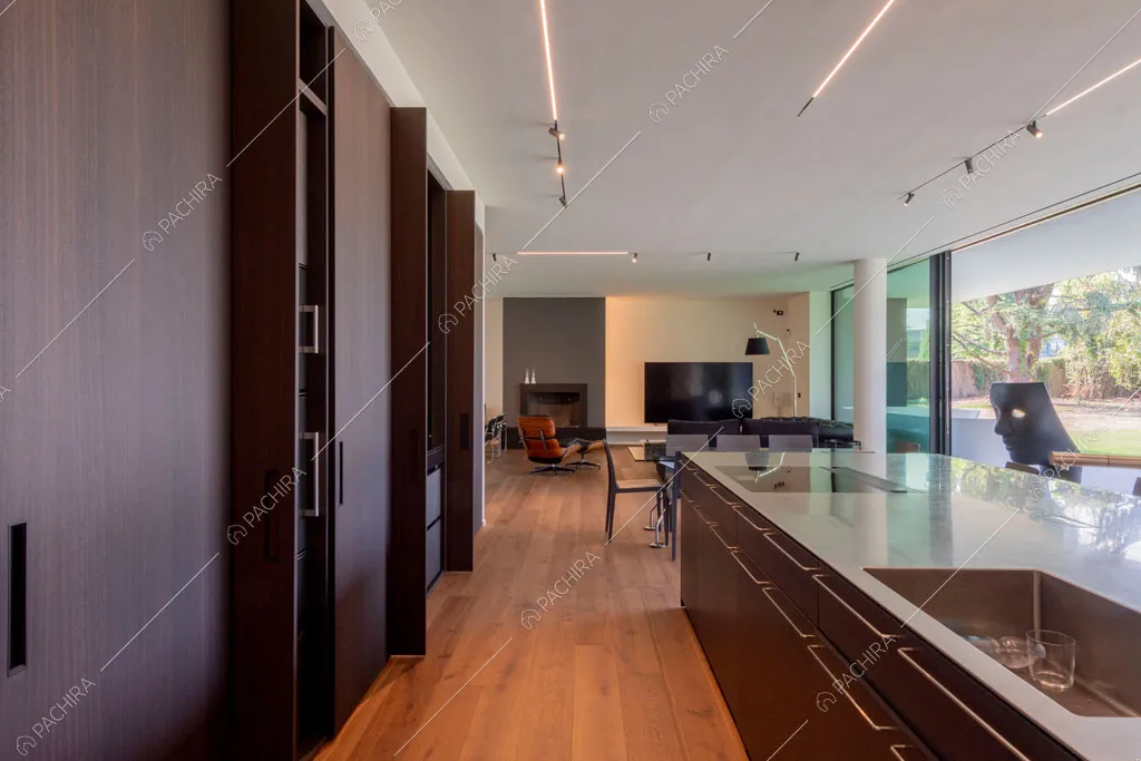 Cucina a isola della villa Larimar, location in stile contemporaneo a Monza