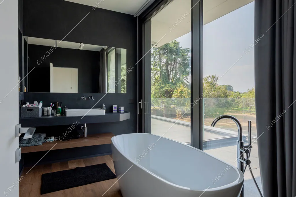 Bagno della villa Larimar, location in stile contemporaneo a Monza