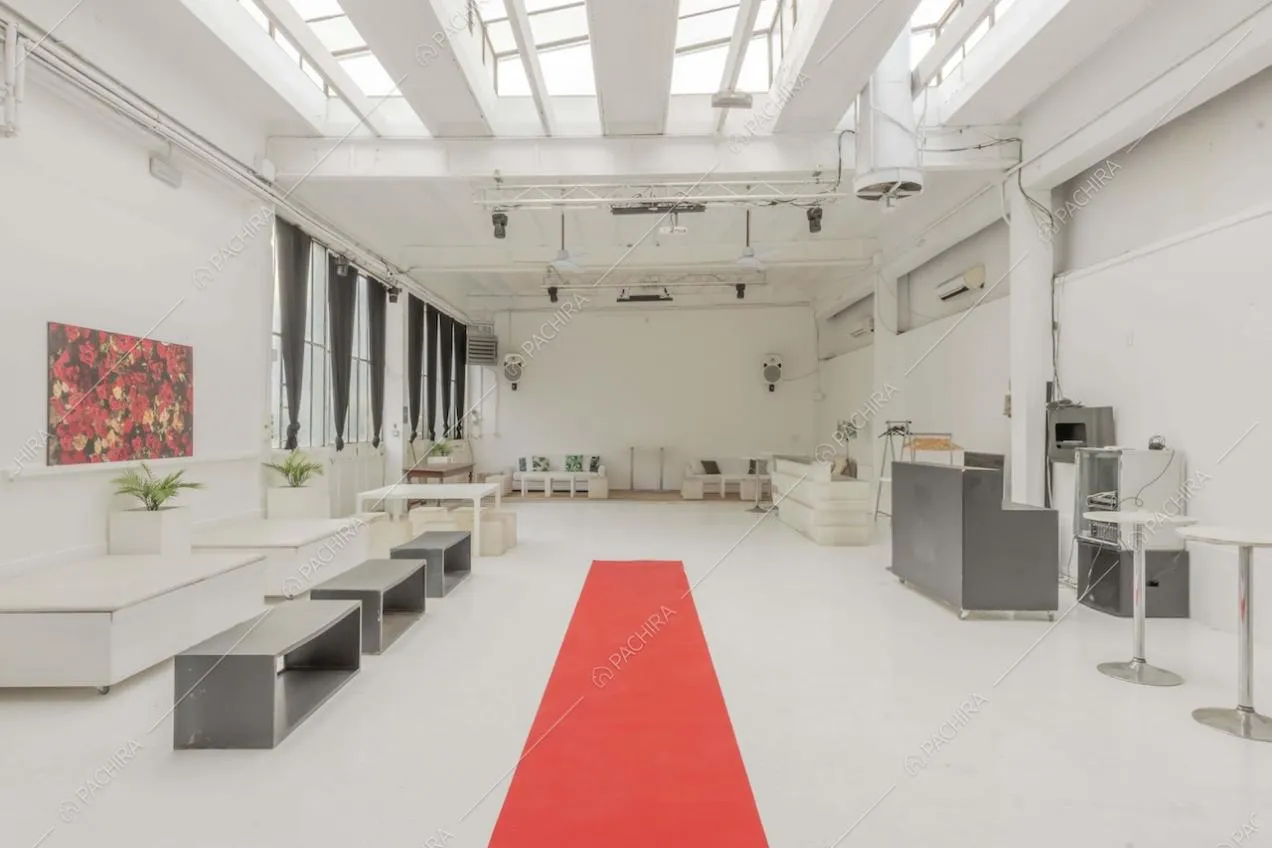 Loft total white dello studio Eclipse, location in stile contemporaneo a Milano