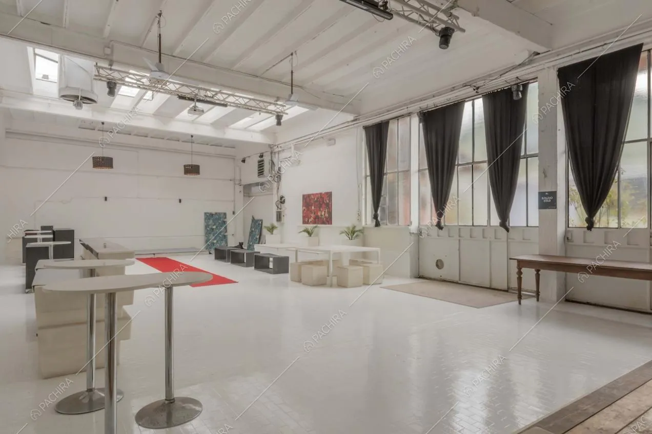 Loft total white dello studio Eclipse, location in stile contemporaneo a Milano