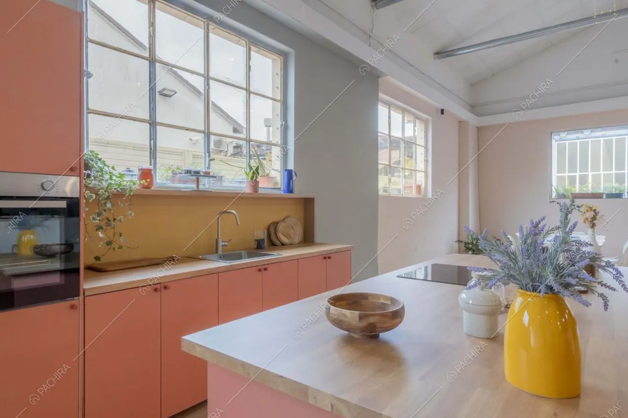 Cucina a isola dello studio Eclipse, location in stile contemporaneo a Milano